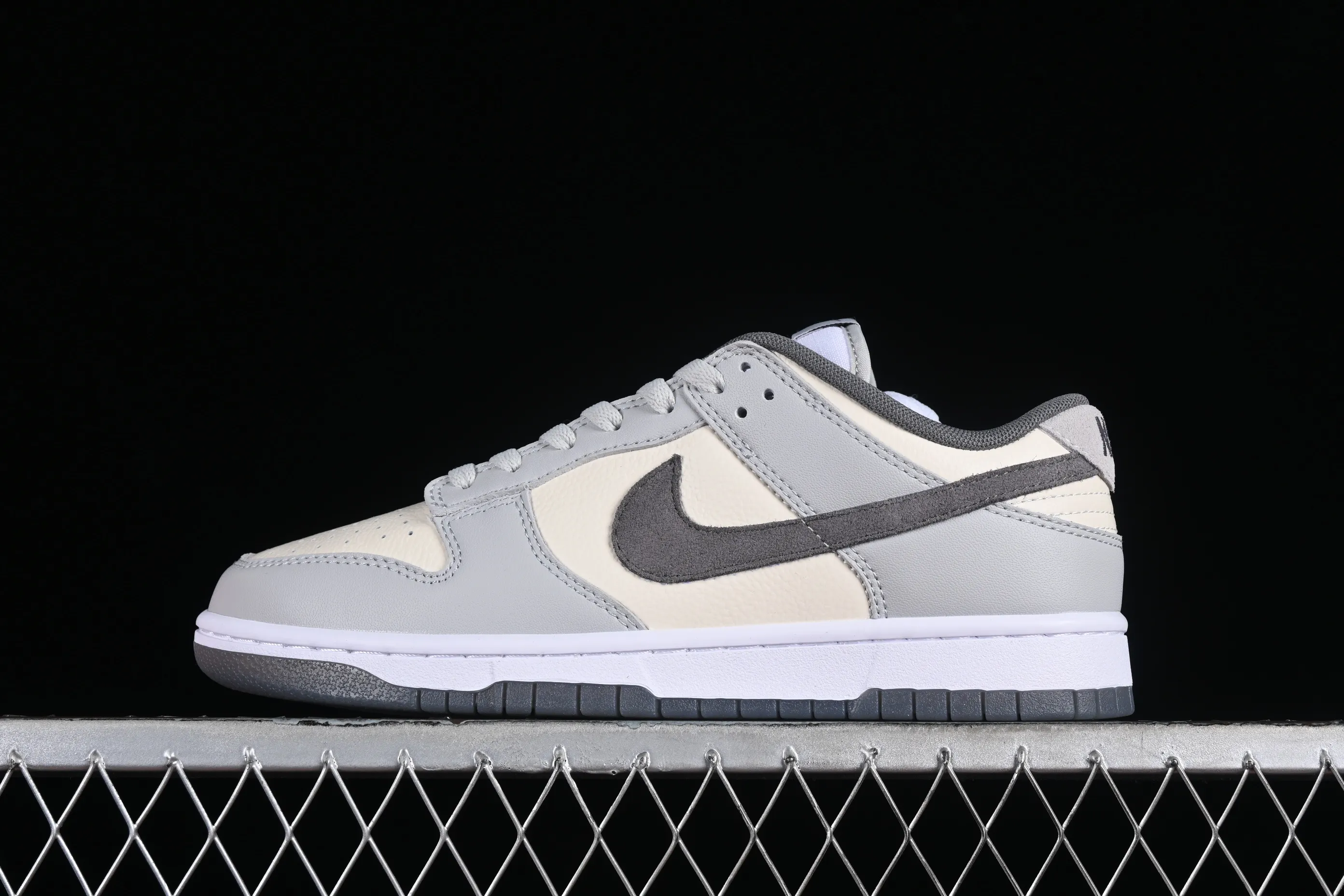 All Categories Nk SB Dunk Series Nk SB Dunk Low Low-top sneakers Nk Dunk Low "Light Carbon"​ Simple gray and white SB low-top casual sneakers FJ4188-100
